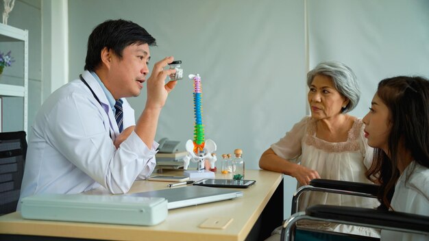 Foto velha leva uma jovem com problema ósseo para consultar um médico