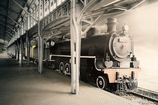 Foto velha locomotiva a vapor no museu