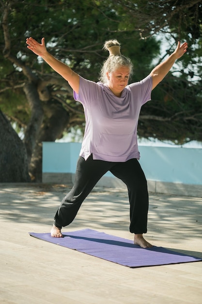 Foto velha madura com dreadlocks praticando ioga e tai chi ao ar livre bem-estar e bem-estar