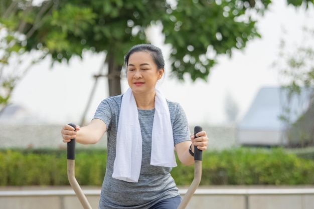 Velha mulher asiática exercita ao ar livre mulher asiática feliz aposentadoria