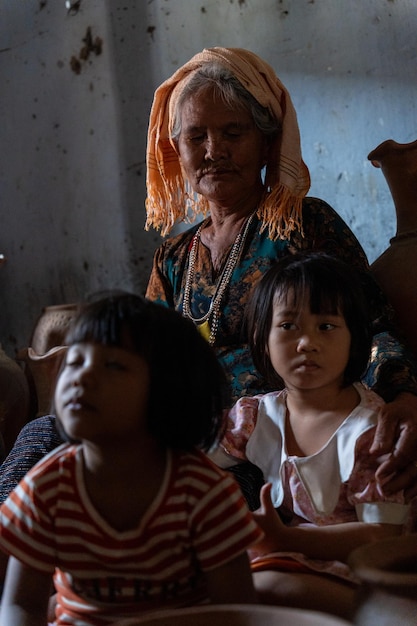 velha mulher de etnia Cham garota em Bau Truc aldeia de cerâmica Phan Rang cidade Ninh Thuan província do Vietnã Pessoas e conceito de viagem