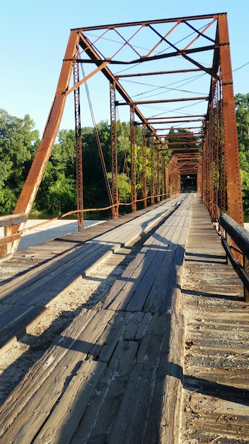 Velha ponte de pedestres contra o céu