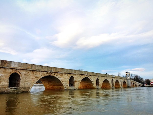 Velha ponte sobre o rio