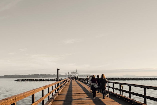 Velha ponte suspensa de madeira em White Rock South Surrey, Canadá