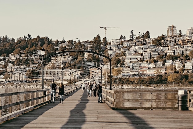 Velha ponte suspensa de madeira em White Rock South Surrey, Canadá