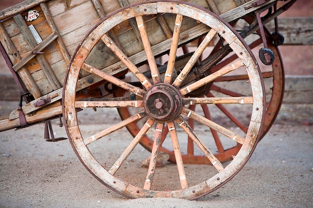 Foto velha roda na rua por campo