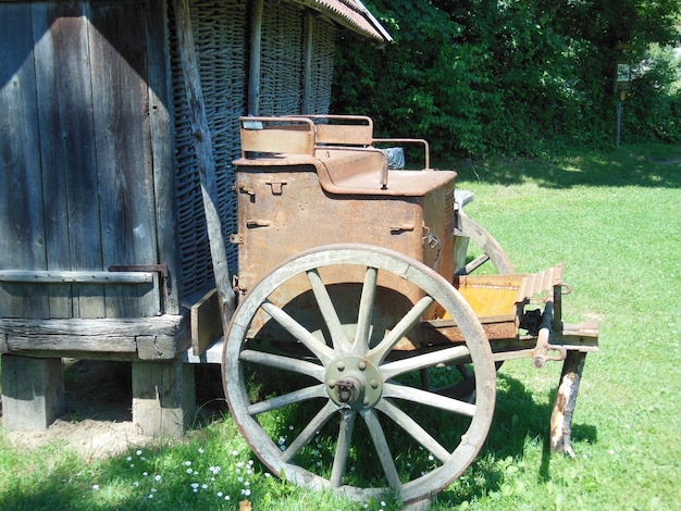 Foto velha roda no campo