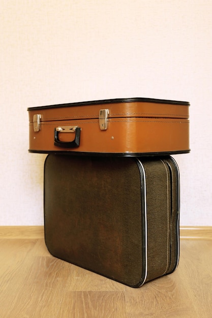 Velhas malas de viagem no chão.