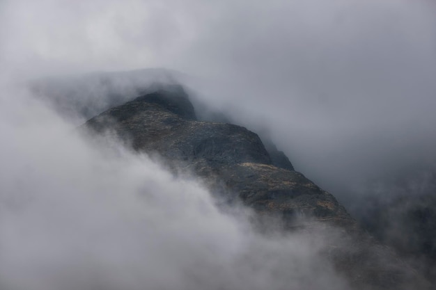 Velhas montanhas sombrias do norte nas nuvens