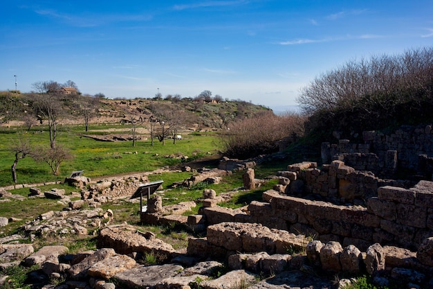 Velhas paredes de casas no sítio arqueológico da cidade velha de Morgantina