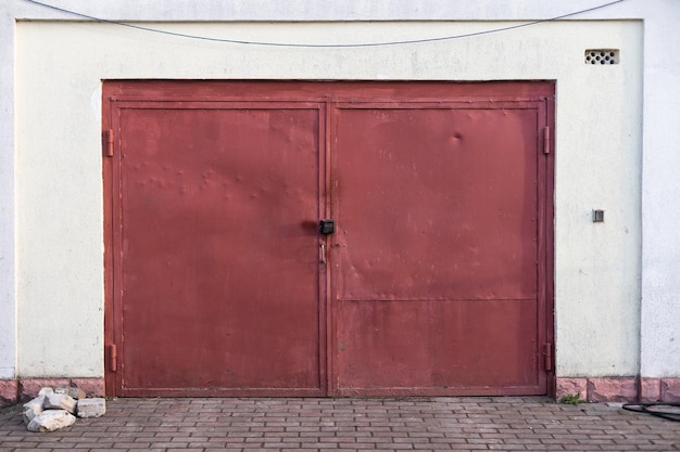 Velhas portas de garagem enferrujadas fechadas