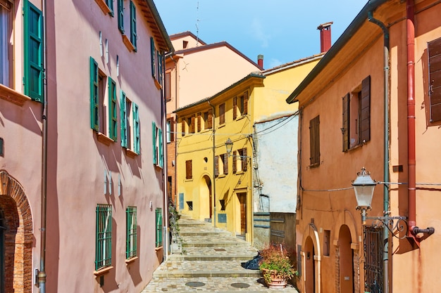 Velhas ruas pitorescas na cidade de Santarcangelo di Romagna em um dia ensolarado de verão, Emilia-Romagna, Itália