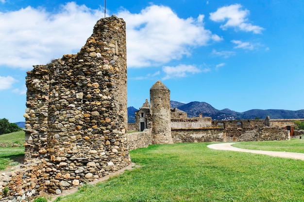 Velhas ruínas de castelo no campo contra o céu