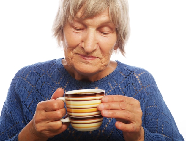 Velhinha feliz com café