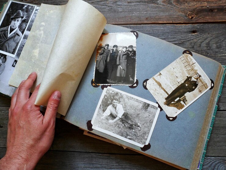 Foto velho álbum de família com velhas fotografias em preto e branco