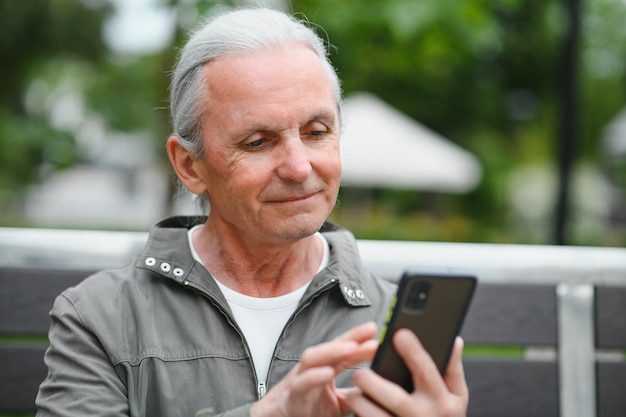 Velho aplicativo de navegação no smartphone ao ar livre no parque