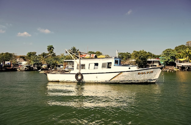 Velho barco de pesca à vela