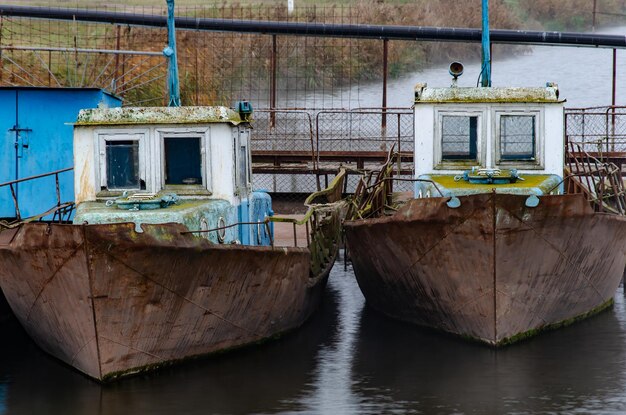 Velho barco de pesca ancorado no cais Rusty iron ship Dump no rio ou outro reservatório Equipamento de pesca usado e abandonado