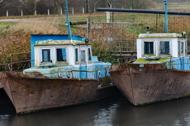 Velho barco de pesca ancorado no cais Rusty iron ship Dump no rio ou outro reservatório Equipamento de pesca usado e abandonado