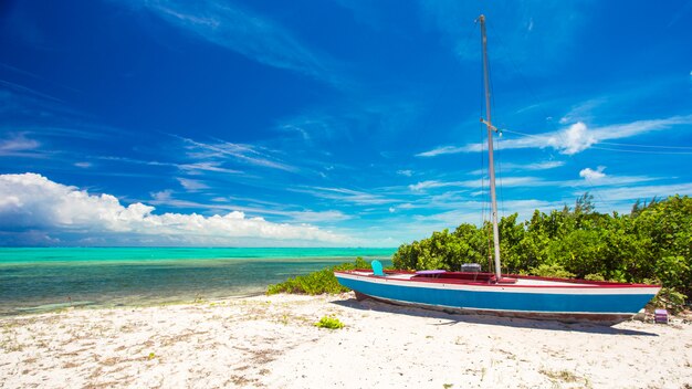 Velho barco de pesca em uma praia tropical no Caribe