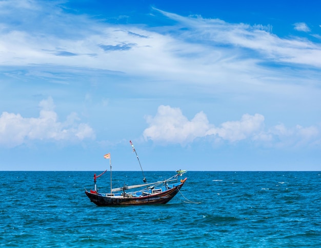 Velho barco de pesca no mar Mui Ne Vietnã