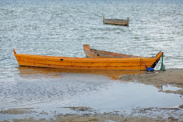 Velho barco de pescador na hora do nascer do sol na praia.