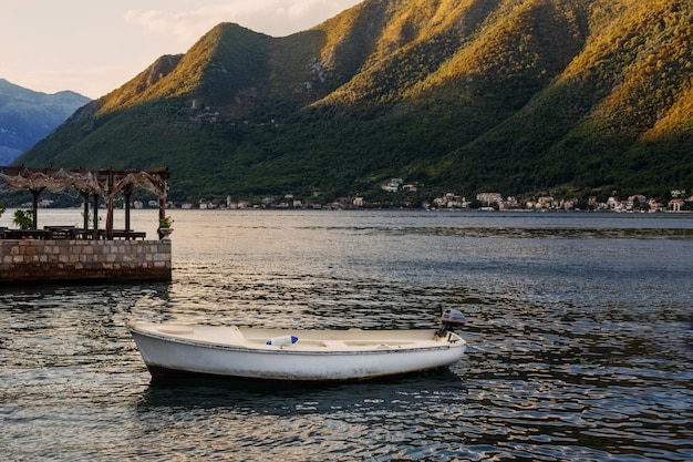 Velho barco nas montanhas do espaço