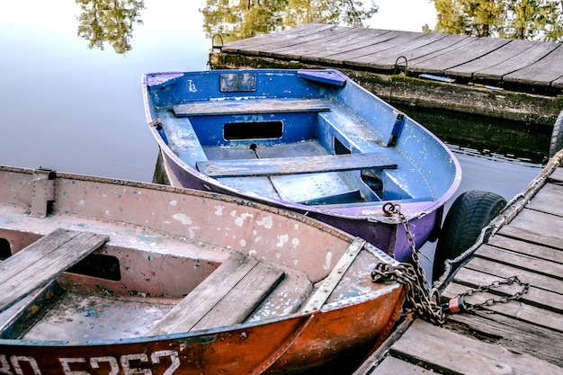 Velho barco velho gasto enferrujado colorido de ferro. O barco está no cais