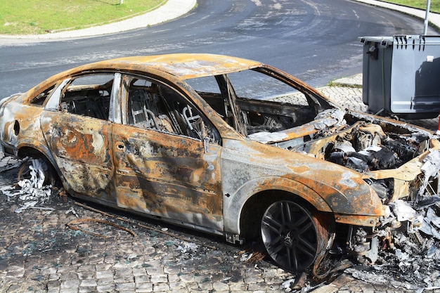 Velho carro abandonado.