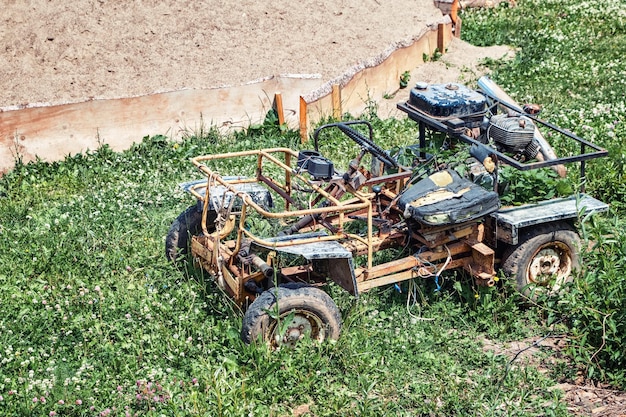 Velho carro de buggy ficou preso na grama verde exuberante no campo