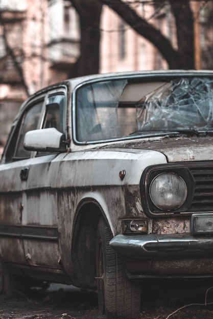 Velho carro enferrujado abandonado
