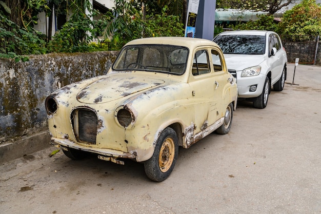 Velho carro vintage estacionado na rua da cidade