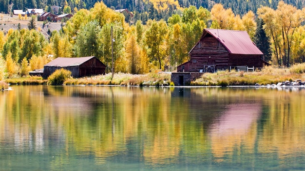 Velho celeiro à beira do lago no outono. Perto de Lake City, Colorado.