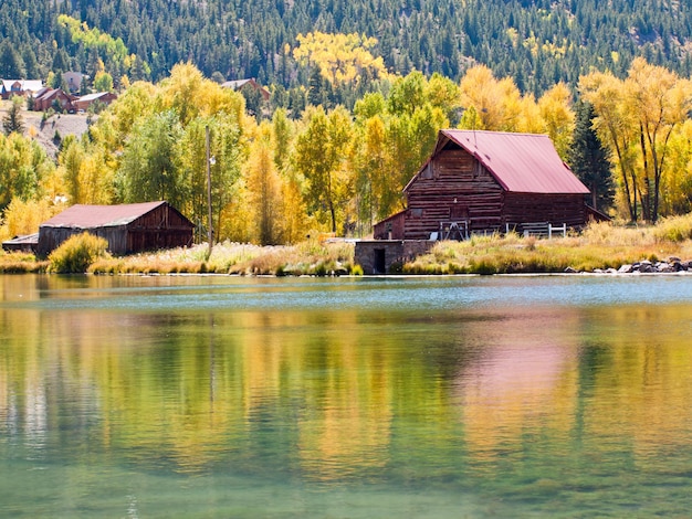 Velho celeiro à beira do lago no outono. Perto de Lake City, Colorado.