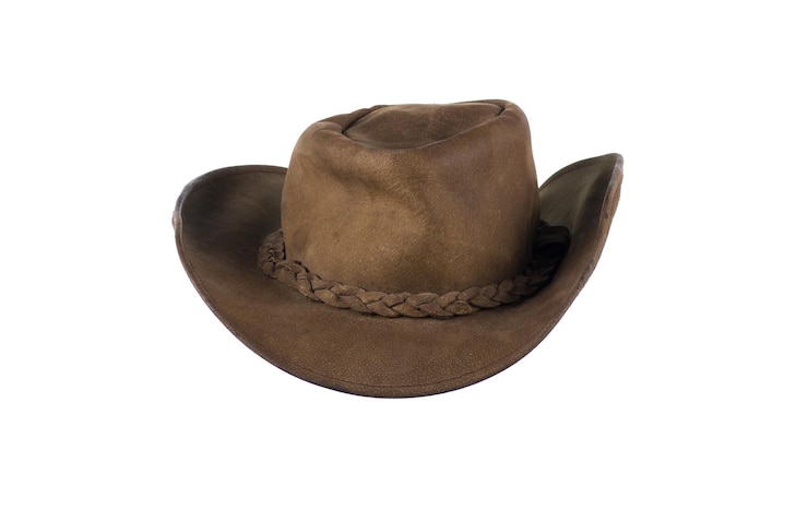 Foto velho chapéu de cowboy marrom de couro isolado em fundo branco
