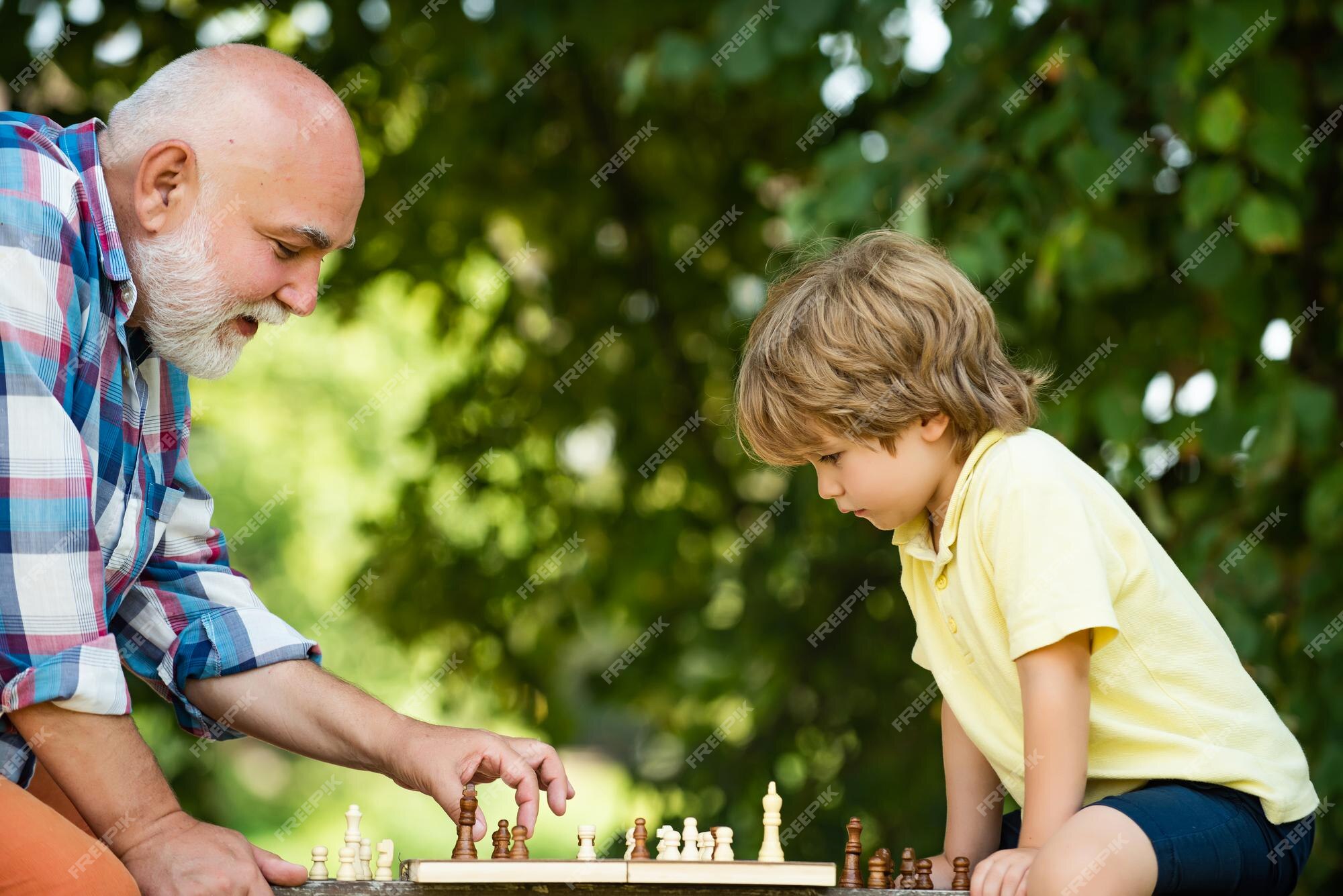 Foto de Xadrez Criança Sênior De Mãos Tocando Crianças Se Movimentando Peão  Homem Pensando e mais fotos de stock de Adulto - iStock