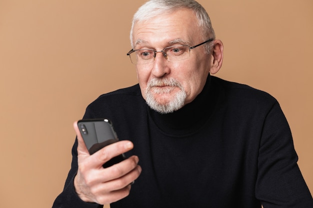 Velho com retrato de telefone