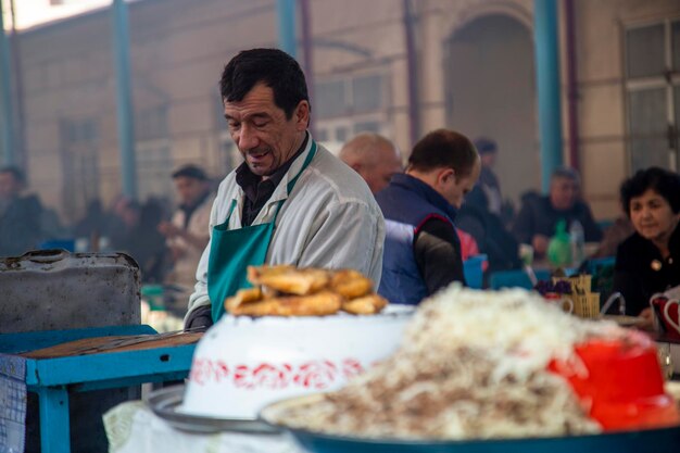 velho cozinhando comida para vender