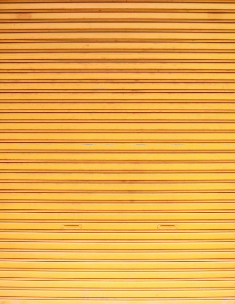 Velho detalhado envelhecido vintage amarelo texturizado liga de zinco metal porta do obturador do rolo