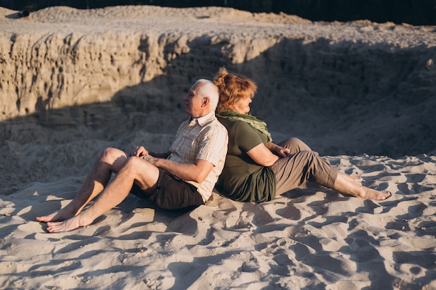 Velho e velha, casal sênior no verão ao sol