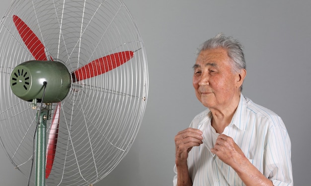 velho e ventilador elétrico do calor