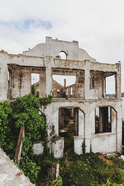 Velho edifício em ruínas contra o céu