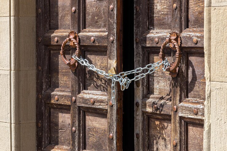 Foto velho enferrujado amarrado à porta de metal
