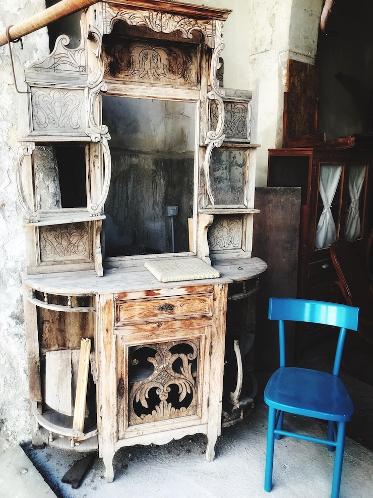 Foto velho espelho danificado pela cadeira em casa