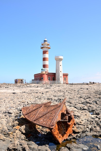 Foto velho farol perto do mar