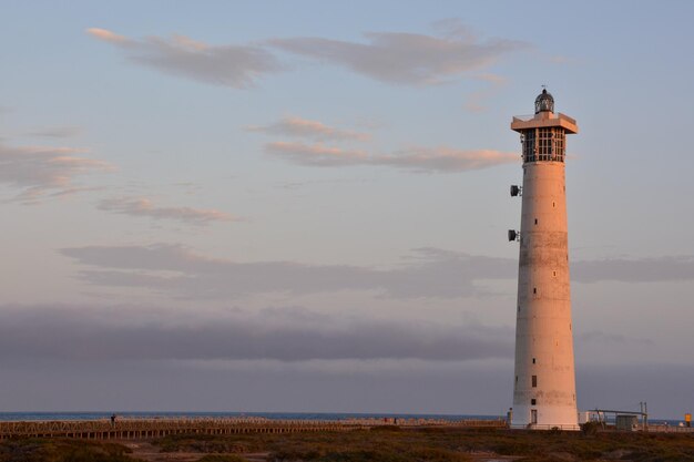 Foto velho farol perto do mar