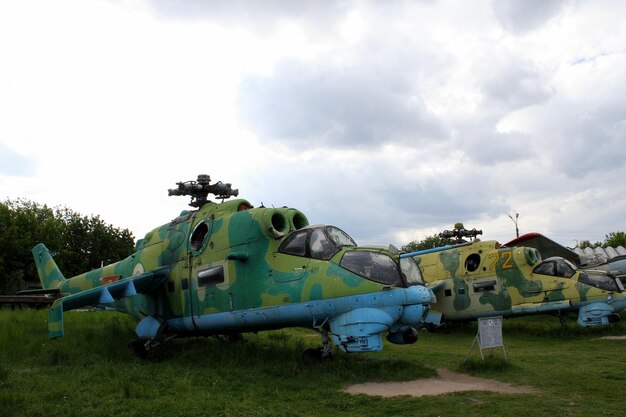 Velho helicóptero desarmado em uma base militar