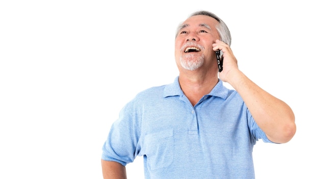 Velho homem sênior usando um smartphone sorrindo se sente feliz no conceito sênior de estilo de vida de fundo branco