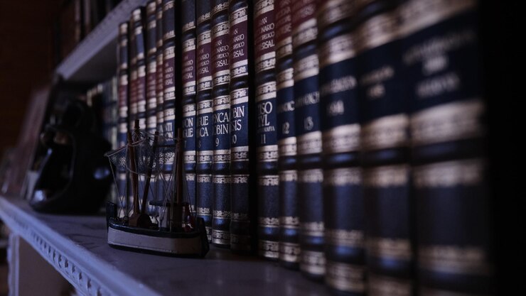 Foto velho livro de dicionário em uma biblioteca