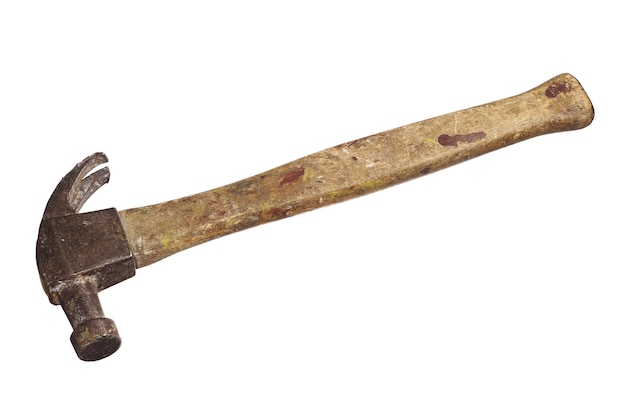 Velho martelo enferrujado isolado no fundo branco